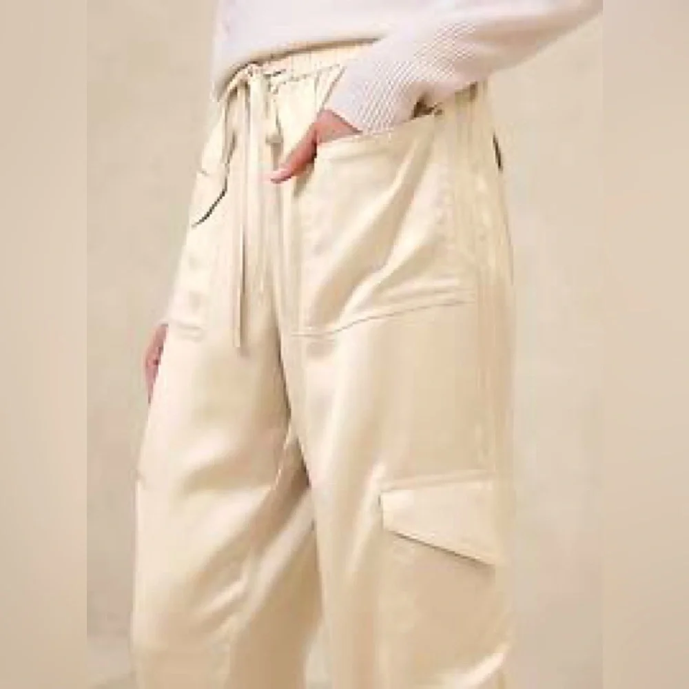 Banana Republic Satin Cargo Jogger Medium Gold Beige NWOT 27’inseam High Rise - Picture 3 of 11